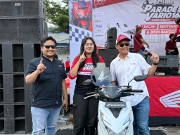 Beruntung Banget! Ibu Vina dari Mojokerto Bawa Pulang Honda BeAT dari Parade Vario160 Surabaya