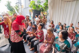 Gubernur Khofifah Ajak Peduli Kelompok Rentan dan Ciptakan Ruang Nyaman Untuk Lansia