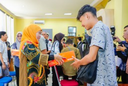 Tinjau Posko SPMB Jatim 2025, Gubernur Khofifah Pastikan Berjalan Optimal Lewat Senopati AI