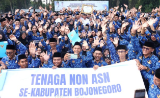 Bupati Bojonegoro Serahkan SK Kepada 3.129 CPNS dan PPPK