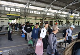 Libur Panjang, Stasiun Bojonegoro Dipadati Penumpang Kereta Api