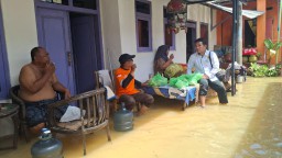 Baznas Sumenep Salurkan Bantuan Makanan untuk Korban Banjir