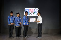 JIIPE Raih Penghargaan dari Bupati Gresik atas Dukungan Penguatan Literasi