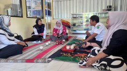 Perempuan Pesisir Sumenep Dorong Ekonomi Keluarga Lewat Olahan Laut