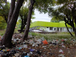 DLH Perkim Sampang Diminta Atasi Tumpukan Sampah di Samping Puskesmas Pulau Mandangin