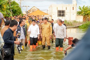 Plt Gubernur Jatim Sidak Banjir dan Infrastruktur di Lamongan, Komitmen Penanganan dan Bantuan untuk Masyarakat Terdampak