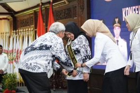 Anis Kartika Yuhronur Efendi Dikukuhkan sebagai Ibunda PGRI Lamongan, Bupati Tekankan Komitmen Pembangunan SDM Unggul