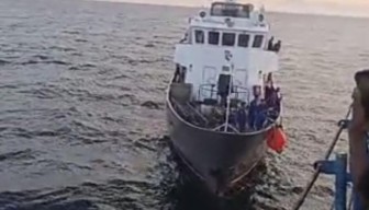 Dramatis! Pria Lompat ke Laut dari Kapal, Istri dan Anak Histeris di Atas Kapal