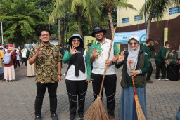 Peringati Hari Lingkungan Hidup Sedunia, DLH dan Petrokimia Gresik 'Serbu' Pasar, Lawan Polusi Plastik Bareng Warga