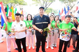 Wakil Gubernur Emil Dardak Dampingi Menpora Dito Ariotedjo Resmikan Graha Padel Club Surabaya