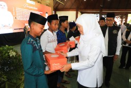 Gubernur Khofifah Salurkan Bantuan Sosial Rp6,37 Miliar untuk Percepat Pengentasan Kemiskinan di Pamekasan