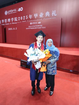 Hadiri Wisuda Putra di Peking University, Gubernur Khofifah Jadi Tamu Kehormatan
