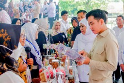 Wapres Gibran Sapa Nasabah PNM Mekaar di Banyuwangi, Gubernur Khofifah Optimis Kesejahteraan Keluarga di Jatim Meningkat