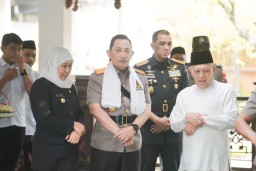 Gubernur Khofifah Dampingi Kapolri Ziarah ke Makam Gus Dur: Teladani Nilai Kemanusiaan dan Toleransi