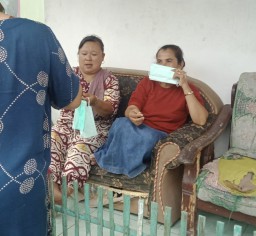 Abu Vulkanik Gunung Raung Resahkan Warga Jember, Masker Gratis Mulai Dibagikan