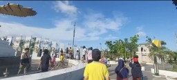 Heboh Warga Berebut Uang Jatuh dari Langit Alun-alun Kota Jember