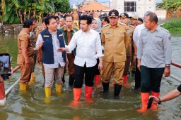 Tinjau Lokasi Banjir Lamongan, Plt. Gubernur Emil Fokuskan Penyaluran Bantuan Pengurukan Dan Logistik Warga