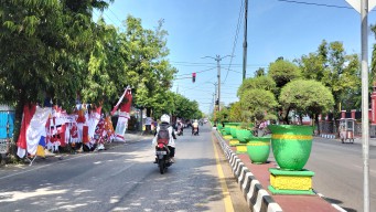 Pedagang Bendera Merah Putih Ramaikan Sumenep Jelang HUT RI ke-80, Satpol PP Ingatkan Ketertiban
