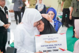 Gubernur Khofifah Salurkan Bansos Rp2,2 Miliar di Probolinggo, Dorong Pemerataan Kesejahteraan Sosial