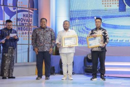 Bupati Gresik Dianugerahi Penghargaan Kepala Daerah Inovatif