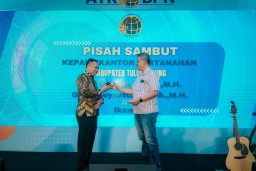 Pisah Sambut Kepala Kantah Tulungagung Penuh Haru: Ferry Saragih Lepas Jabatan dengan Handy Talky di Tangan