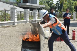 Pelindo Multi Terminal Pastikan Kesiapsiagaan Darurat di Pelabuhan, Bekali Pekerja dengan Sertifikasi P3K dan Pemadam Kebakaran