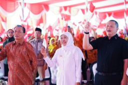 Gubernur Khofifah Salurkan BLT Rp 5,57 Miliar untuk Buruh Rokok Surabaya: Wujud Negara Hadir Sejahterakan Pekerja IHT