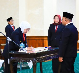 Lantik Anggota KPID Jatim, Gubernur Khofifah Ajak Wujudkan Ruang Digital Sehat dan Berintegritas