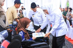Gubernur Khofifah Salurkan Bantuan Rp 5,935 Miliar di Madiun, Kuatkan Ketahanan Sosial dan Ekonomi Masyarakat