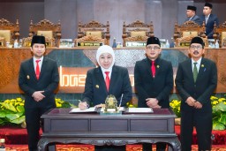 Raperda RPJMD 2025-2029 Disahkan, Gubernur Khofifah Apresiasi Sinergi Eksekutif-Legislatif Wujudkan Kesejahteraan Jatim