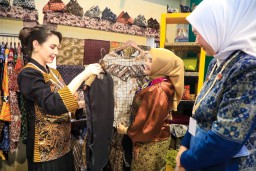Kunjungi Dekranas Expo 2025, Arumi Bachsin Promosikan Batik Gedog Tuban yang Khas
