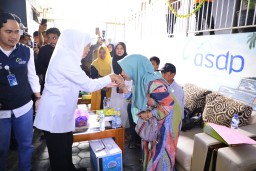 Gubernur Khofifah Hadiri Duka Tragedi KMP Tunu, Serahkan Santunan untuk Ahli Waris Korban di Banyuwangi