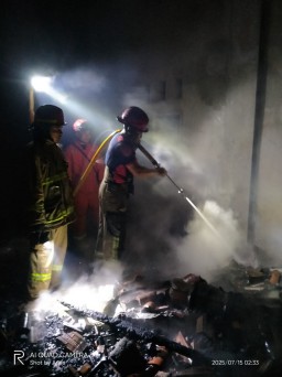 Rumah Tukang Kayu Jember Ludes Dilalap Api