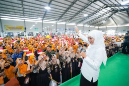 Sapa Ribuan Buruh di Bojonegoro, Gubernur Khofifah Guyurkan Rp6,7 Miliar Bansos dan Resmikan Masjid Nur Khofifah