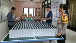 Curigai Truk Lintas Provinsi Transaksi Miras, Polsek Jogoroto Jombang Gagalkan Peredaran Ratusan Botol Arak Bali 