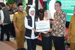 Sinergi Pemkab Gresik dan Pemprov Jatim Perkuat Perlindungan Sosial dengan Penyaluran Bantuan Rp5,8 Miliar