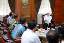 Tanggapi Kelangkaan BBM di Jember, Gubernur Khofifah Lakukan Koordinasi dengan Pertamina