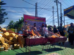 Kejari Sampang Musnahkan Ratusan Ribu Barang Bukti Narkotika, Rokok Ilegal, hingga Senjata Tajam