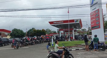 Terpaksa Terobos Jalur Ekstrem, Warga Jember Berburu BBM Hingga ke Banyuwangi