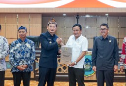 Prioritaskan Kebutuhan Dasar, Bupati Yes Sampaikan Perubahan APBD Lamongan 2025