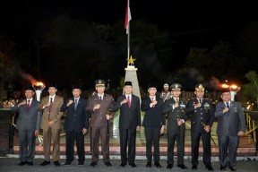 Bupati Lamongan Pimpin Apel Kehormatan dan Renungan Suci di TMP Kesuma Negara