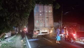 Truk Nyangkut Pohon, Lalu Lintas di Gapura Paberasan Sumenep Macet