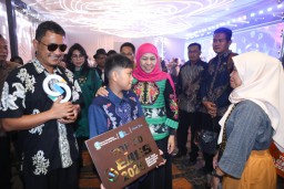Gubernur Khofifah Berikan Apresiasi Inovasi Terbaik Insan Pendidikan Jawa Timur pada Ajang EJIES 2025