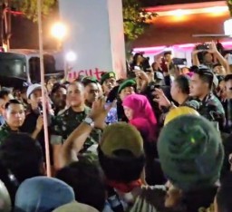 Dikawal TNI, Khofifah Temui Demonstran di Grahadi