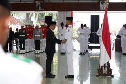 Bupati Kukuhkan 72 Paskibraka Bojonegoro, Siap Bertugas dalam Upacara Peringatan HUT ke-80 RI