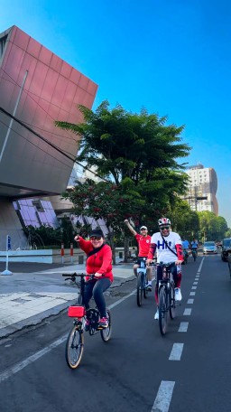 Sambut HUT ke-80 RI, Staf Premier Place Hotel Gowes Keliling Surabaya