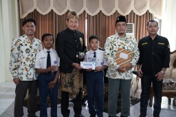 Sukses Digelar Karang Taruna Lamongan, Bupati Yes Serahkan Hadiah Lomba Robotik Hari Jadi ke-456 Lamongan