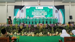 Pelantikan PC Fatayat NU Jombang 2025-2030, Wujudkan Ketahanan Pangan Lewat Pembagian Bibit Sayur