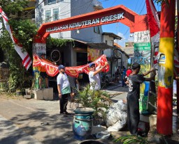 Anggota DPRD Gresik Dimas Setio Wicaksono Gotong Royong Bersama Warga Kemuteran Sambut HUT RI ke-80