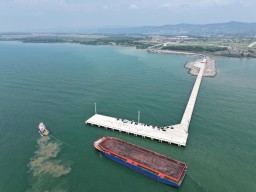 Pelindo Sukses Uji Coba Sandarkan Kapal Pertama di Terminal Batang